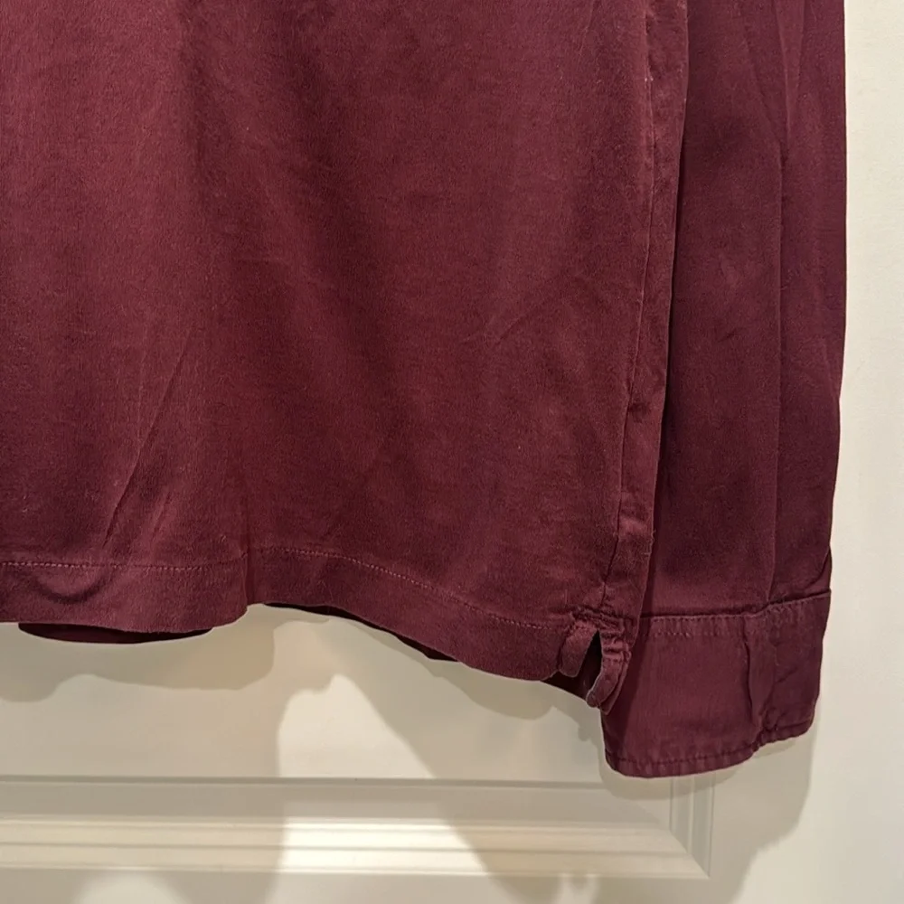 Banana Republic Men’s cranberry, long sleeve, collared cotton shirt. Size Medium